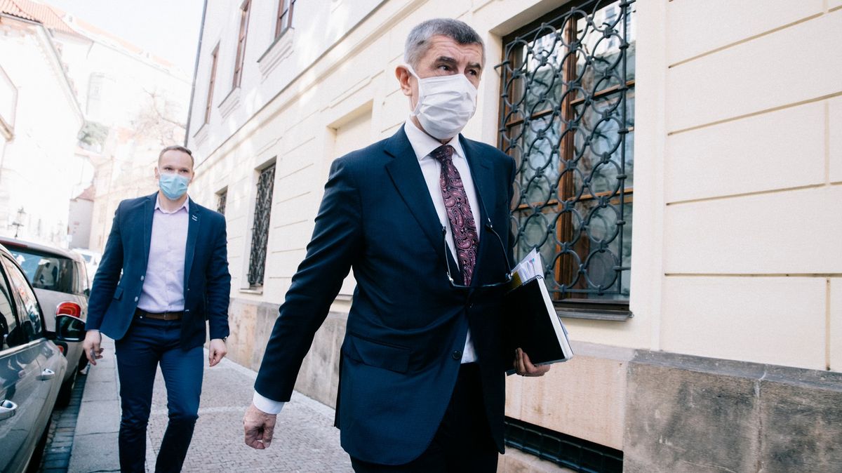 Sněmovna v noci schválila, jak se má změnit život v Česku kvůli koronaviru